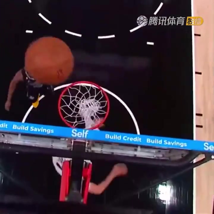 罕見一幕！努爾基奇拋投 球神奇停在籃板上沿 看呆凱爾登?。ㄅ瑺柣婕\）