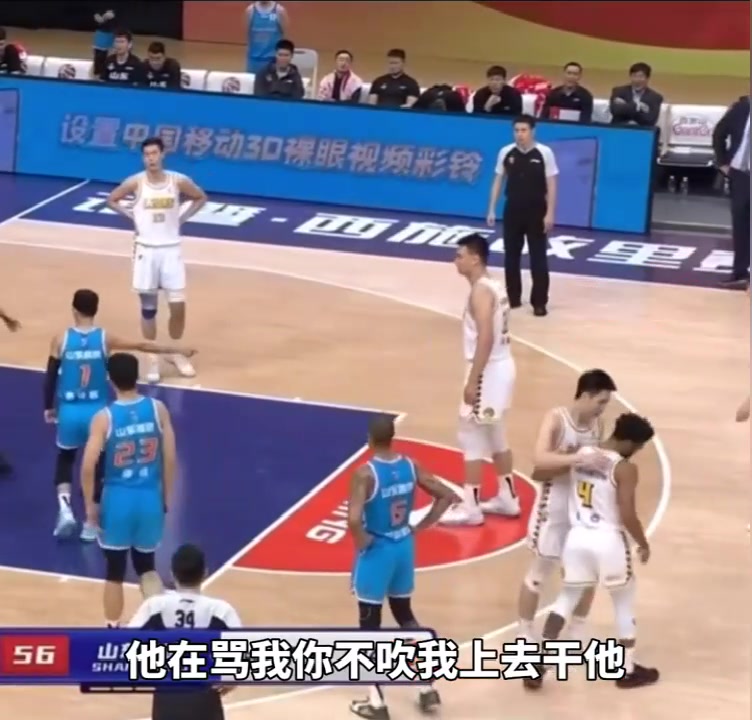 被庫(kù)克罵毛了？高詩(shī)巖對(duì)裁判說(shuō)：他再罵我你不吹，我就上去干他！（高詩(shī)巖對(duì)新疆）